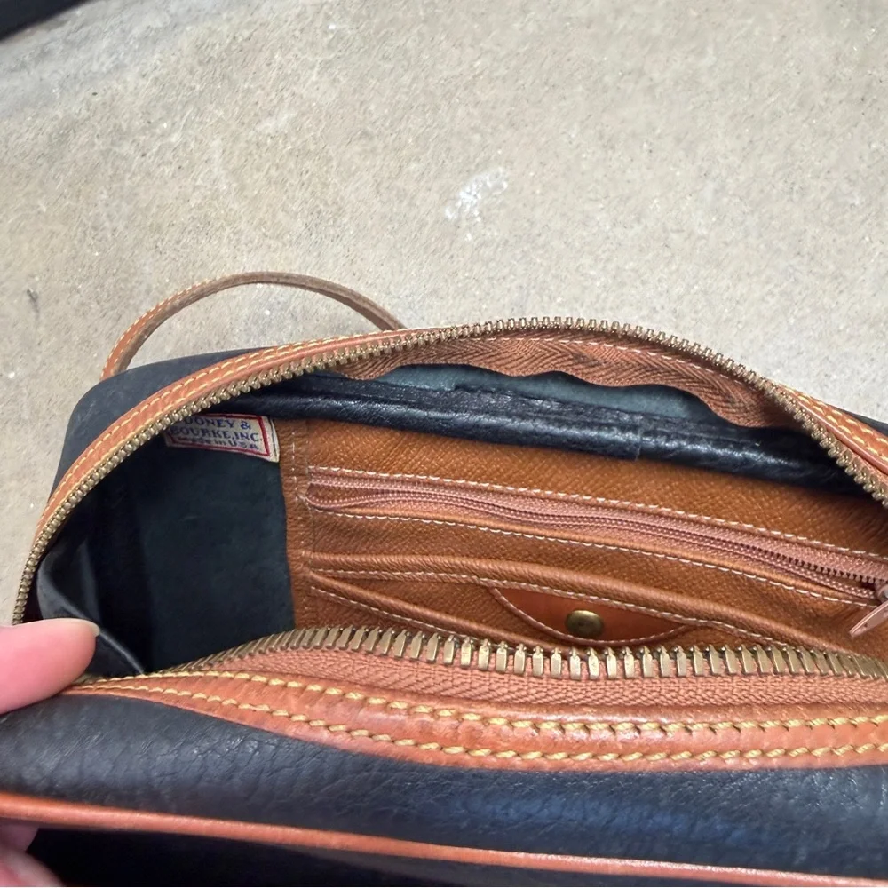 Vintage Dooney & Bourke Camera Bag Black Pebbled Leather Crossbody Brown Trim - Picture 8 of 13
